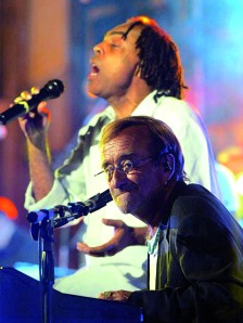 Gilberto Gil e Lucio Dalla fazem um dueto na entrega do Prêmio Caruso em Sorrento – Nápoles.
